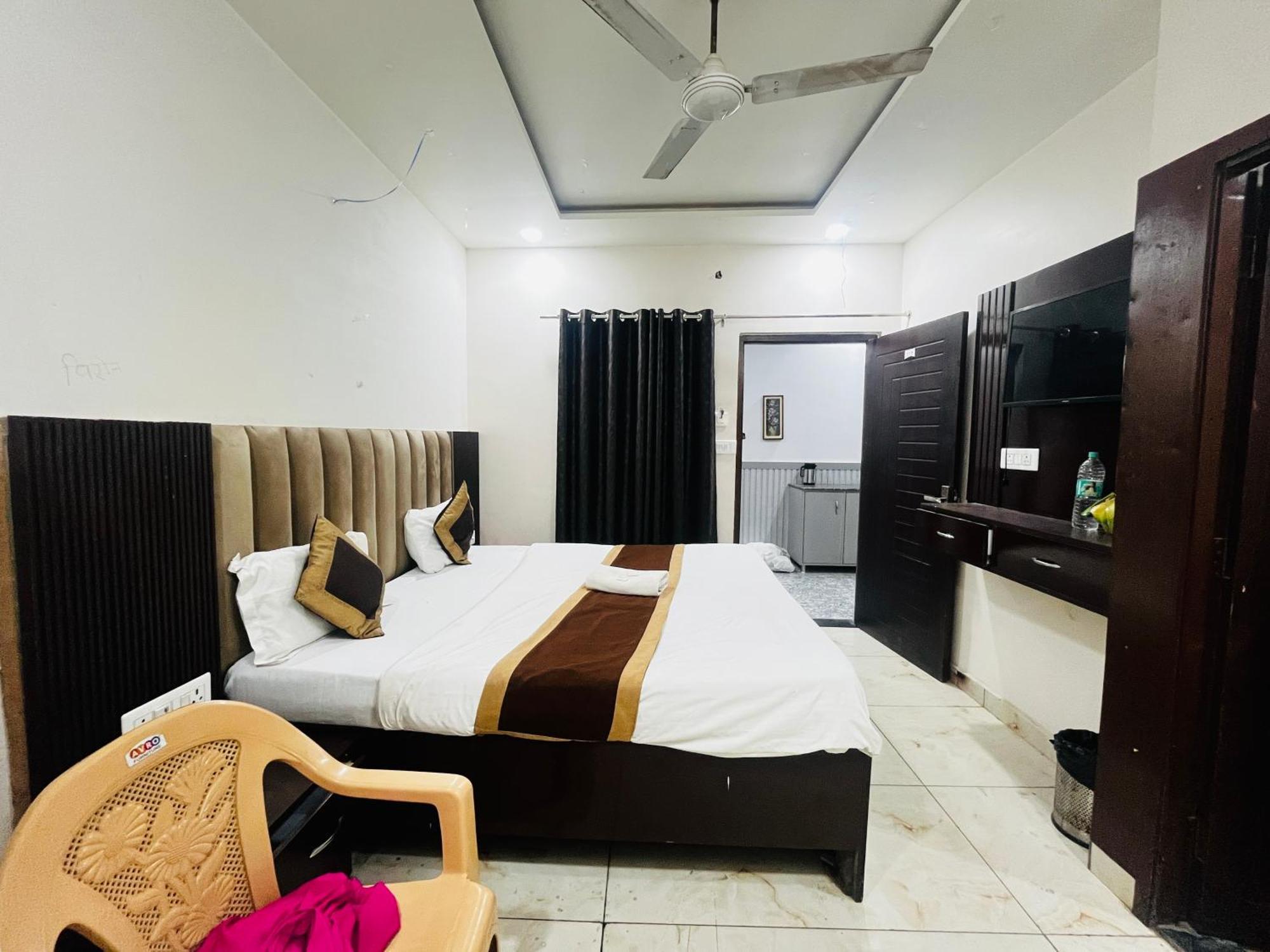 Hotel Green Apple บาแรลลี ภายนอก รูปภาพ