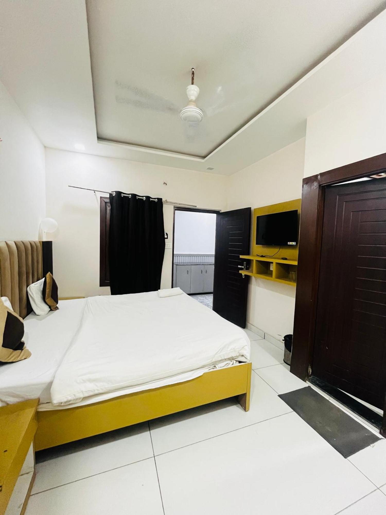 Hotel Green Apple บาแรลลี ภายนอก รูปภาพ