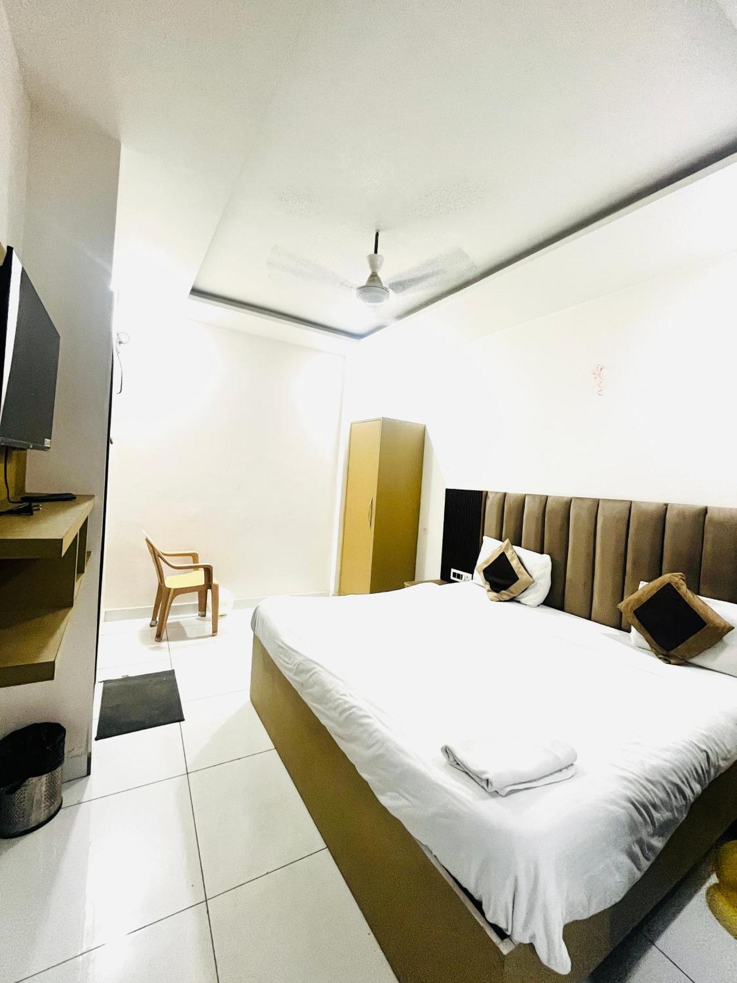 Hotel Green Apple บาแรลลี ภายนอก รูปภาพ